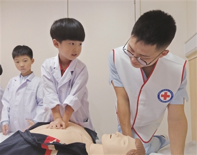 扬子晚报：扬子小记者学救护.jpg