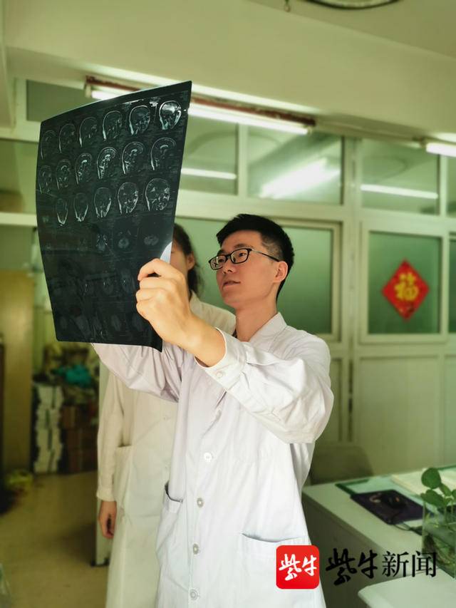 扬子晚报（紫牛新闻）：苏州90后医生高铁上再次出手，这次更危急.jpg