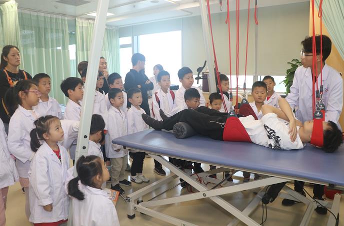 扬子晚报小记者走进医院，开展“康复医学课” (4).jpg
