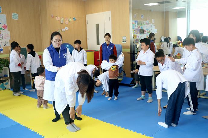 扬子晚报小记者走进医院，开展“康复医学课” (6).jpg