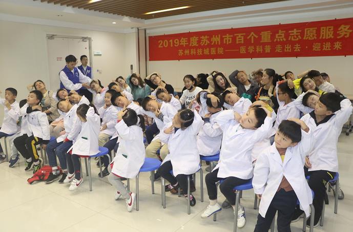 扬子晚报小记者走进医院，开展“康复医学课” (2).jpg