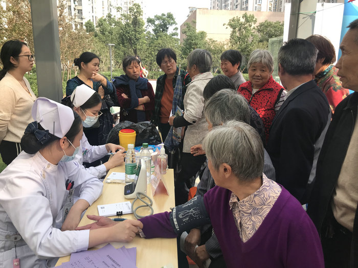 我院“世界卒中日”巡回义诊走进华通花园六区 (3).jpg