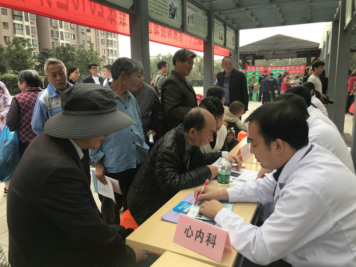 我院“世界卒中日”巡回义诊走进华通花园六区 (2).jpg
