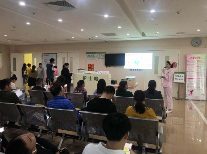 我院门诊部开展“不忘初心、牢记使命”诊前暖心宣教活动.JPG