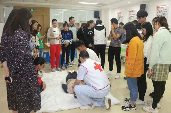 苏州科技城实小教师来院进行初级救护员培训 (2).JPG