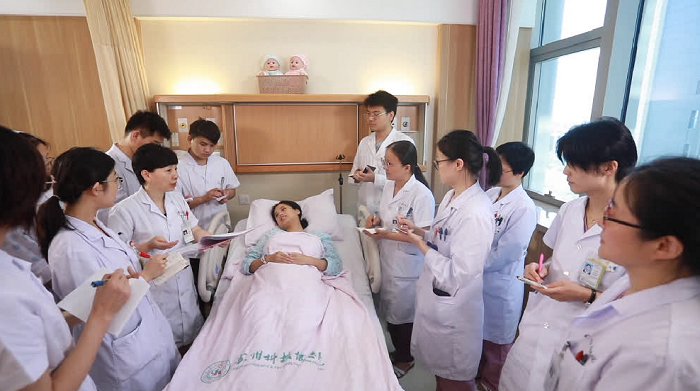 看苏州：我和天安门合张影陶冶：敬畏生命 成就美丽医生 (4).png