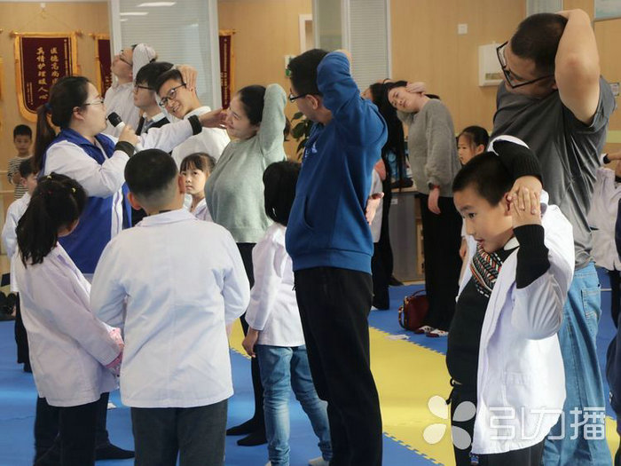 苏报集团（引力播）：筛查2000多个孩子 近一成患有脊柱侧弯 (1).jpg