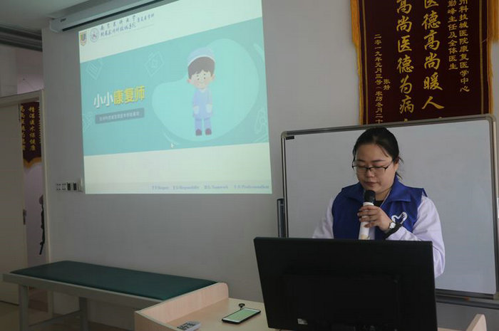 实践中学医学查疾病，这群学生康复师有模有样.JPG