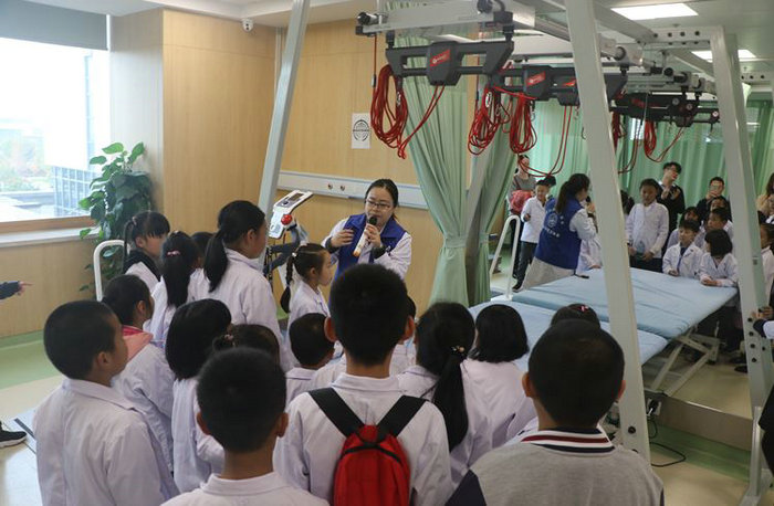实践中学医学查疾病，这群学生康复师有模有样2.JPG