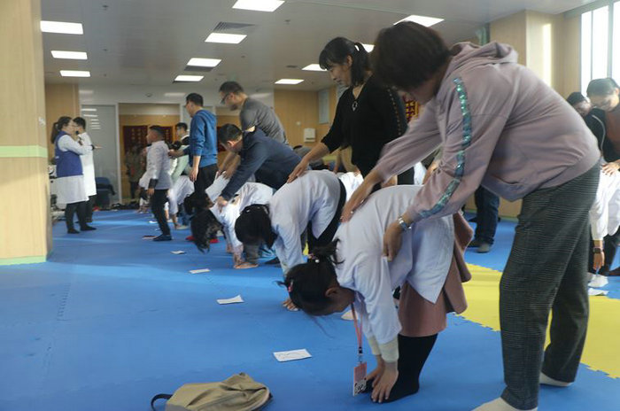 实践中学医学查疾病，这群学生康复师有模有样4.JPG