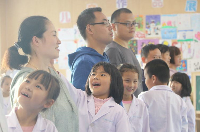 实践中学医学查疾病，这群学生康复师有模有样3.JPG