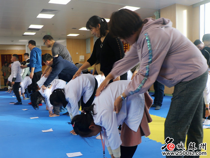 名城苏州：13岁女孩高低肩竟因这种病 调查显示孩子患病率可能高达10% (2).jpg