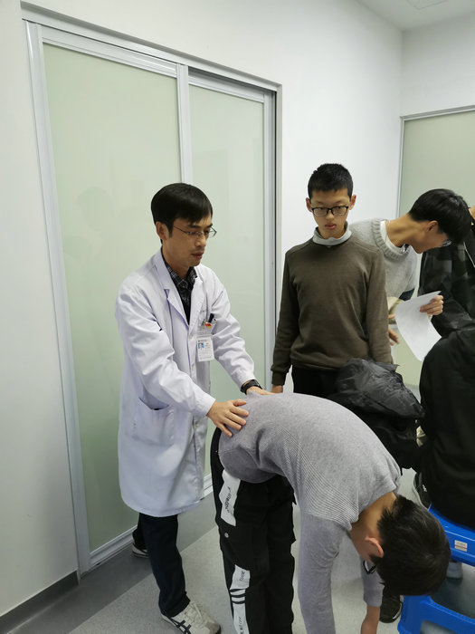 苏城女孩严重S形脊柱侧凸 这些症状不可忽视.jpg