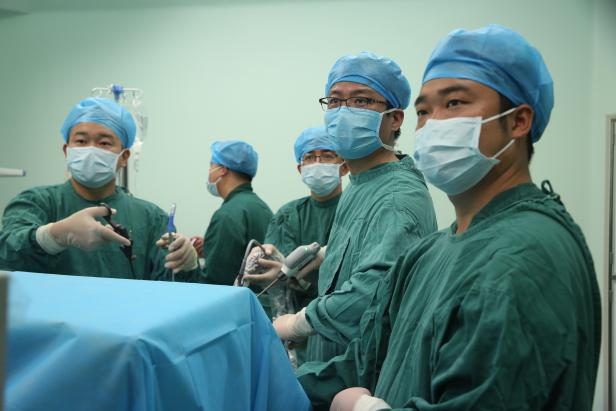跨越千里的真情——苏万联手成功开展万山第一台腹腔镜下全膀胱根治术 (2).jpg