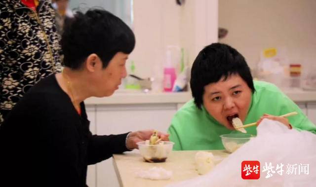 扬子晚报（紫牛新闻）：帮患者重新找回“价值”感 医院的这场包饺子活动幕后故事很暖心 (2).jpg
