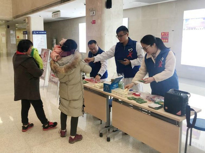 我院举行第32个“世界艾滋病日”主题宣传活动 (1).JPG