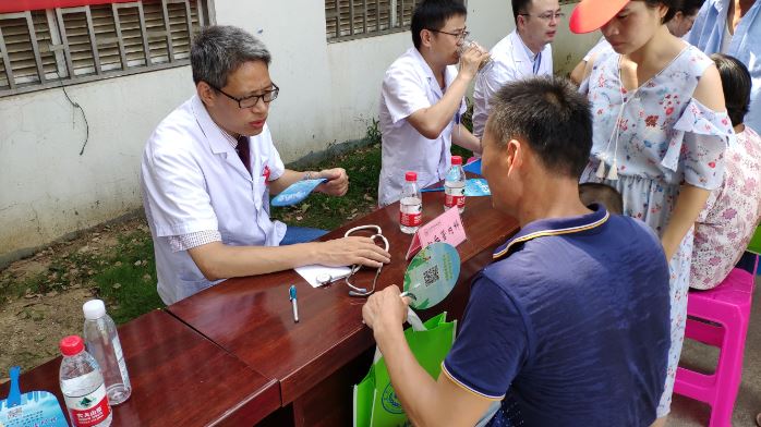 我院走进阳山街道第三站新鹿社区开展大型义诊活动 (1).JPG