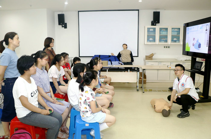 苏州高新区红会组织来院进行“家庭救护课”培训 (1).JPG