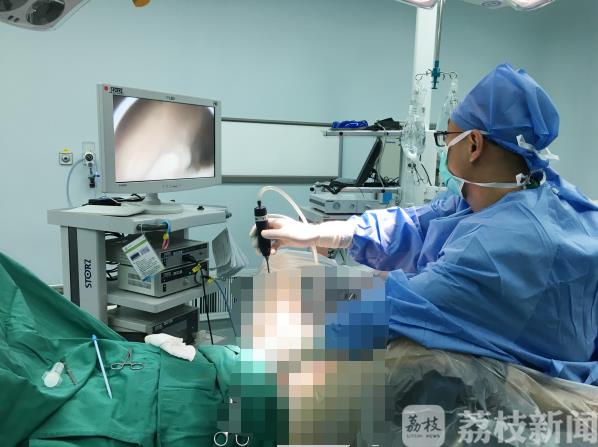 荔枝网：25岁小伙多年尿痛尿血，一查发现，膀胱内竟有颗“巨石”…… (4).jpg