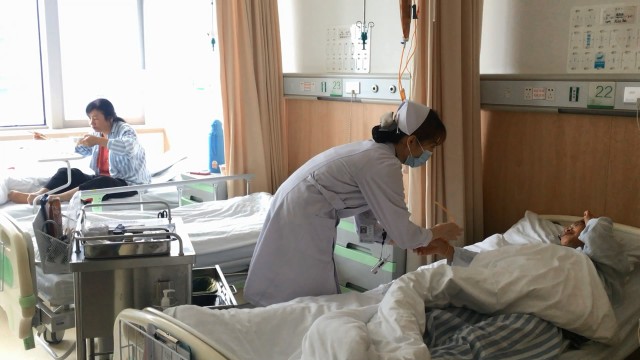 看苏州：没有啥是跳舞解决不了的！苏州两大妈住院火了.jpg
