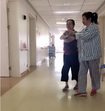 把病房当舞房 苏州两位糖友阿姨在病房跳恰恰.jpg