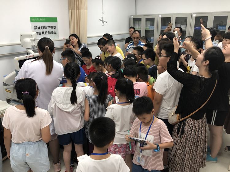 认识医院，认知医学——我院举办“医学探秘家”活动 (2).JPG