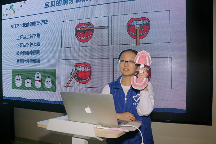小记者变身“牙医”——我院开展扬子晚报实践教育基地医学体验课 (5).jpg