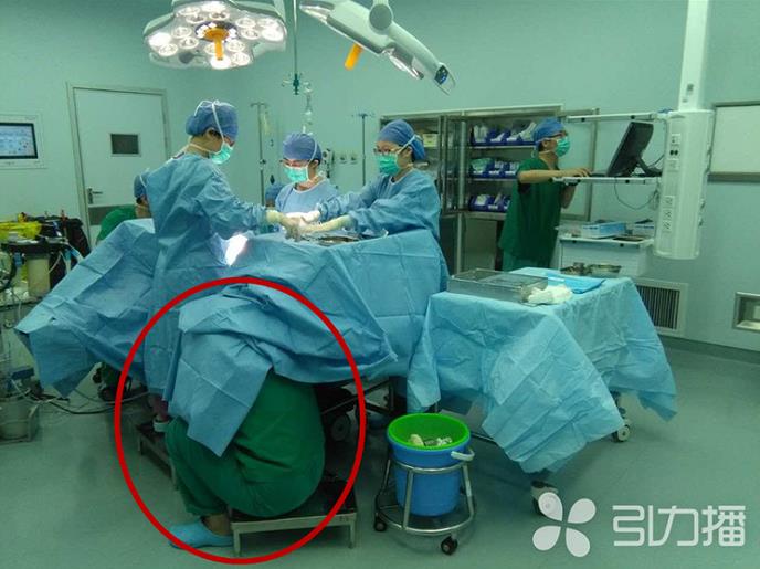 苏报集团（引力播）：惊险！苏州一产妇突发脐带脱垂，助产士为生命蹲地托举.jpg