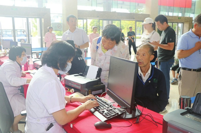 肩扛社会责任 践行公益使命.jpg