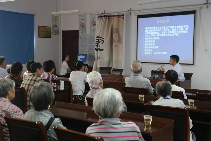 我院走进浒墅关镇苏钢社区开展庆国庆“糖尿病营养治疗”科普讲座 (1).jpg