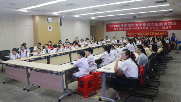 不一样的启蒙，苏州这群孩子换上白大褂到医院上开学第一课 (2).png
