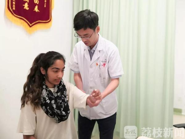 荔枝网：伦敦女孩“怪病”在英治疗15年未愈 来中国一月见效：中国医院真棒！-2.jpg
