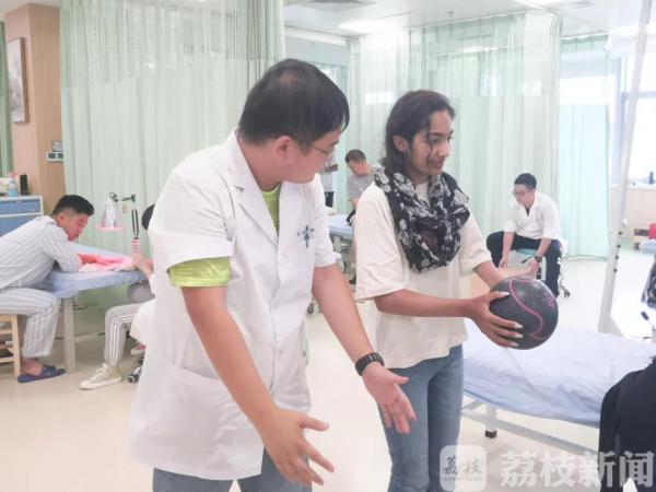 荔枝网：伦敦女孩“怪病”在英治疗15年未愈 来中国一月见效：中国医院真棒！-3.jpg