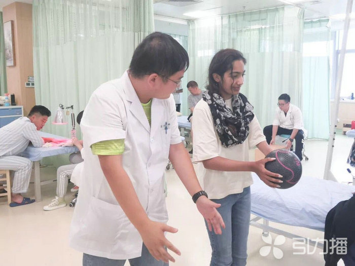 苏报集团（引力播）：自幼“左手缺席”，英国姑娘在苏州重燃康复希望-3.jpg