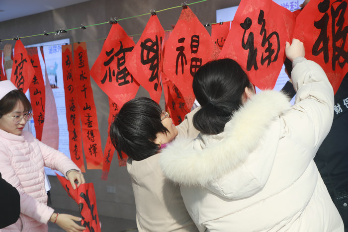 新华日报（交汇点）：“原创”春联为百姓送去春节祝福 苏州科技城医院创新“玩法”传递浓浓年味 (3).JPG
