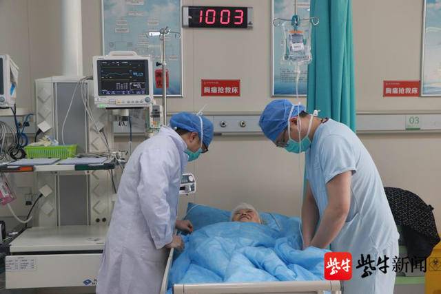 扬子晚报（紫牛新闻）：战“疫”一线，医院急诊科医护人员这样书写感人故事.jpg