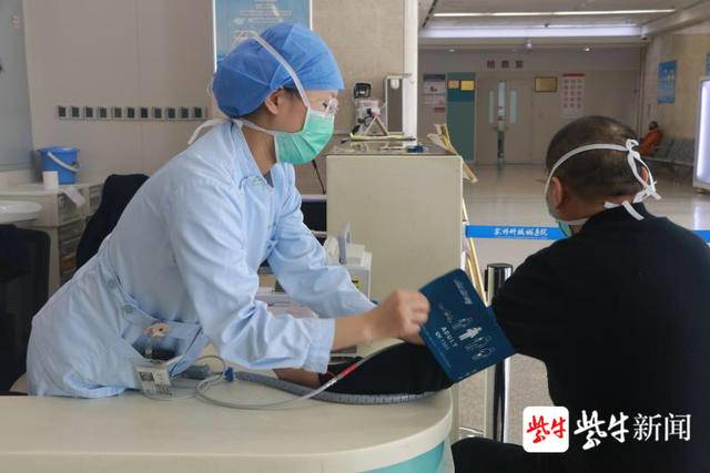 扬子晚报（紫牛新闻）：战“疫”一线，医院急诊科医护人员这样书写感人故事2.jpg