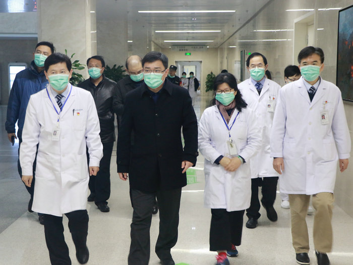 苏州高新区领导来院慰问春节坚守一线医务人员 (1).jpg