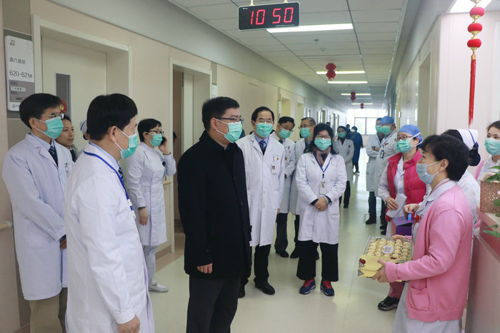 苏州高新区领导来院慰问春节坚守一线医务人员 (2).jpg
