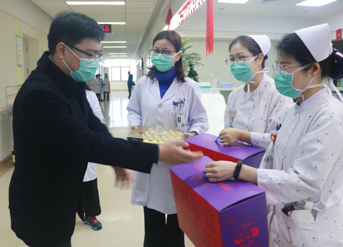 苏州高新区领导来院慰问春节坚守一线医务人员 (3).jpg