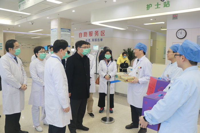苏州高新区领导来院慰问春节坚守一线医务人员 (4).jpg