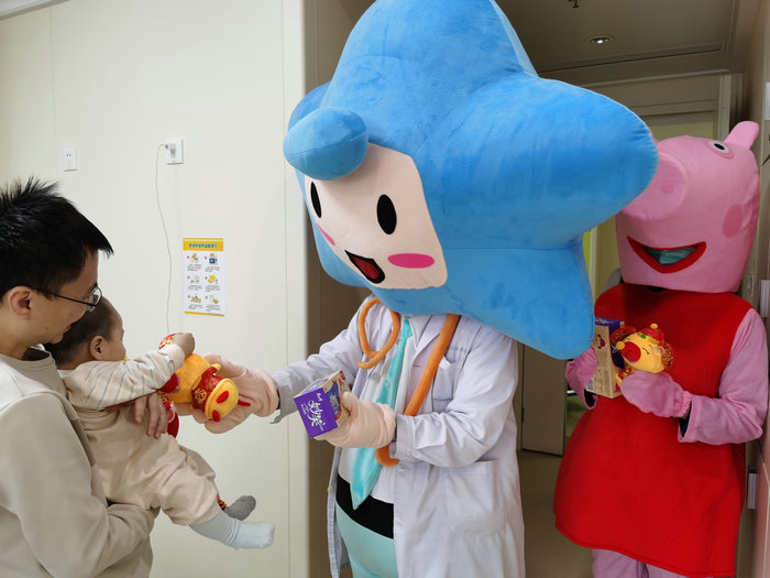 大年初一，儿科突现俩卡通人物给小朋友送礼.jpg