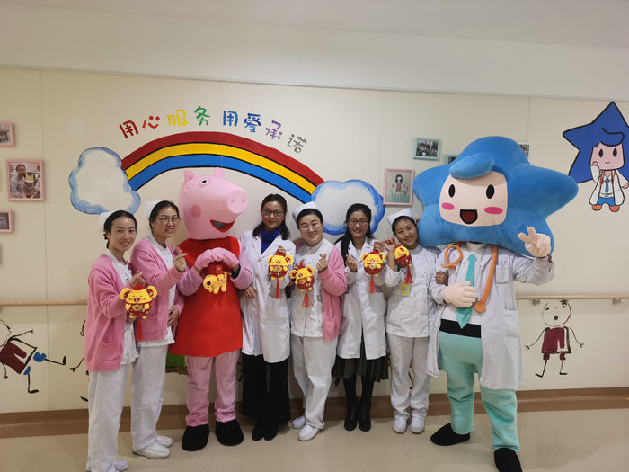 大年初一，儿科突现俩卡通人物给小朋友送礼3.jpg