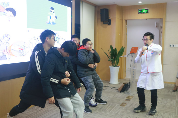 2020新年第一课 新区初中学子来基地学救护2.jpg
