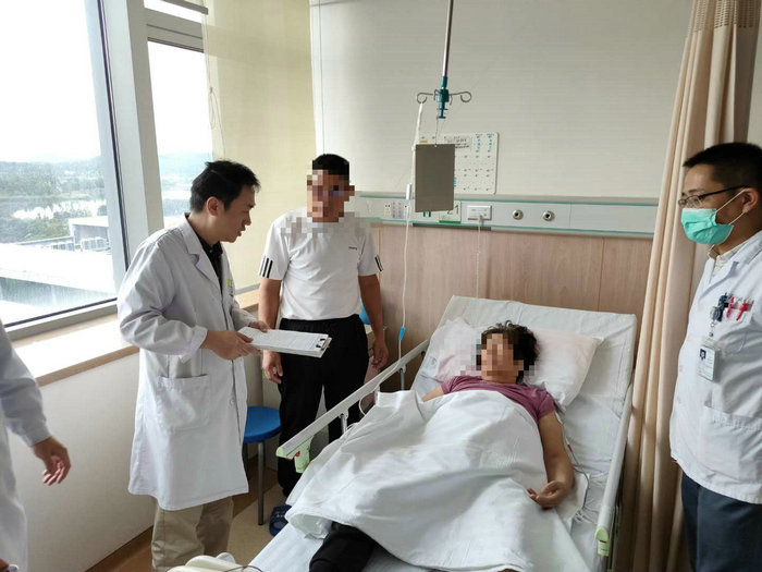 苏州阿姨突发晕厥 季节交替谨防高血压脑出血.jpg