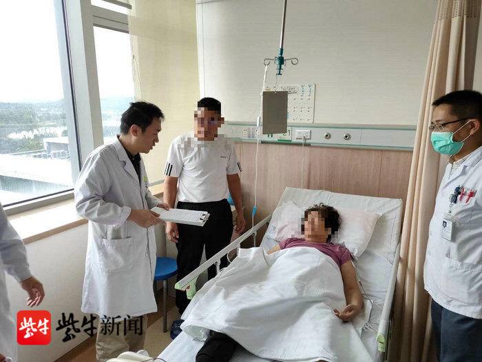 扬子晚报：苏州一阿姨突发晕厥 季节交替谨防高血压引发脑出血.jpg