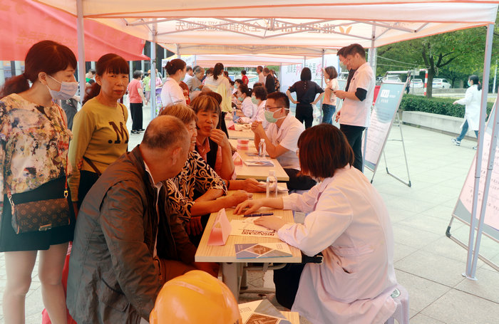 苏锡医联共建，我院义诊走进无锡硕放街道 (2).JPG