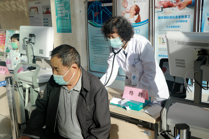 重视慢阻肺防控，让呼吸更畅快 我院举行慢阻肺义诊活动 (1).JPG