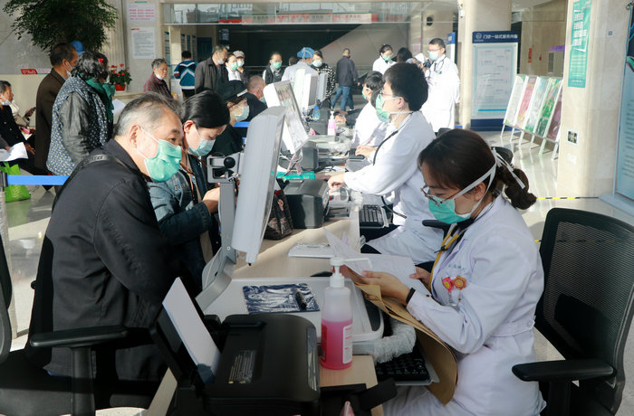 重视慢阻肺防控，让呼吸更畅快 我院举行慢阻肺义诊活动 (3).JPG