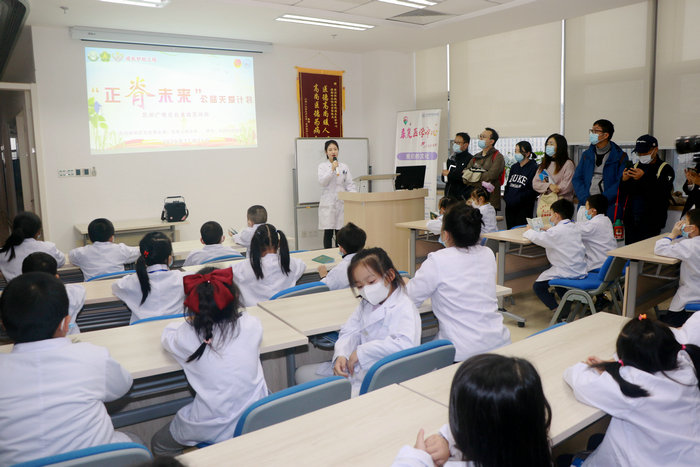 百组家庭体验康复，“正脊未来”持续为青少年健康护航 (1).JPG
